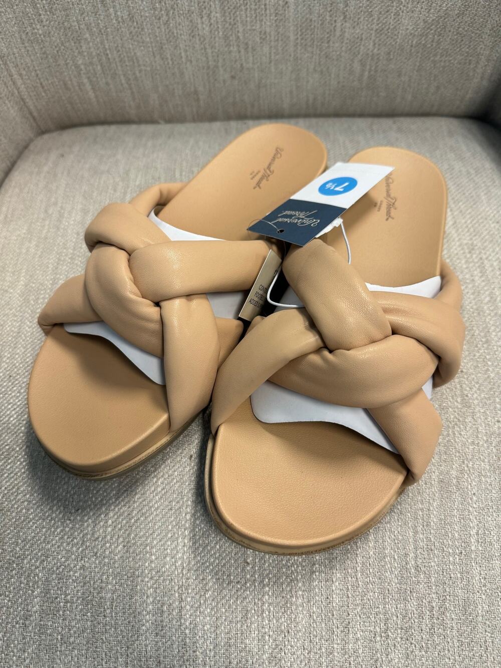 NWT Ladies Universal Thread Tan Cosette Padded Slide Sandals - Size 7.5